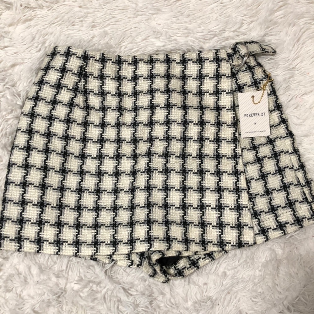🆕 F21 - Black and cream mini skirt